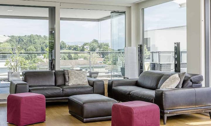 Die 5,5-Zimmer-Attikawohnung mit Baujahr 2009 verteilt sich auf einer Wohnfläche von 179 Quadratmetern.