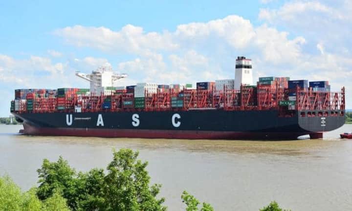 Etwas weniger Platz bietet die UASC Barzan mit einer Kapazität von 18'800 TEU. Dafür ist die Barzan aus dem Jahr 2015 mit 400 Metern ein paar Zentimeter länger als die CSCL Globe und die MSC Jade. Frank Schwichtenberg/CC/wikimedia