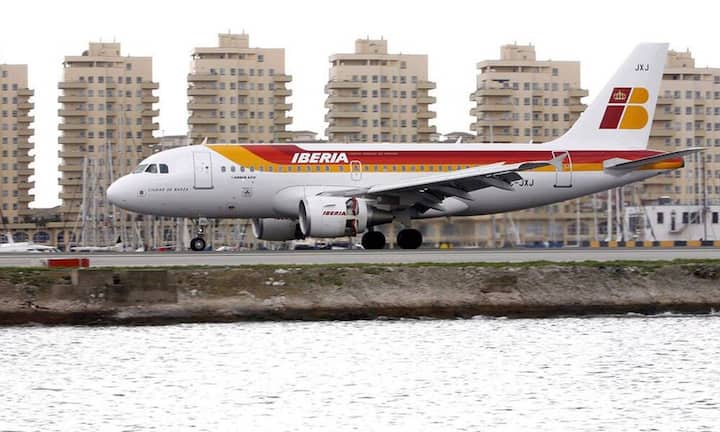 Auf Gibraltar im Süden der iberischen Halbinsel ist wenig Platz. Der
Runway führt daher direkt über eine vielbefahrene Strasse. Diese wird –
wie bei einem Bahnübergang – bei jedem Start und jeder Landung für einige Minuten gesperrt.Keystone