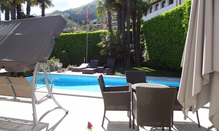 Dem Pool angeschlossen ist eine eigene Dusche und Umkleidekabine. Umgeben ist er von einer grosszügigen Gartenanlage mit subtropischen Pflanzen.