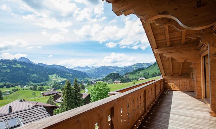 Nebst diversen Balkonen mit Aussicht auf die umliegende Landschaft finden sich im Chalet auch eine Sauna sowie ein Skiraum.