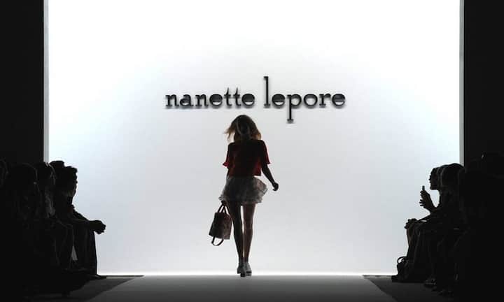 New York, USA (September 2013): Die Silhoutte einer Frau ist vor dem Marken-Plakat «Nanette Lapore» zu erkennen.