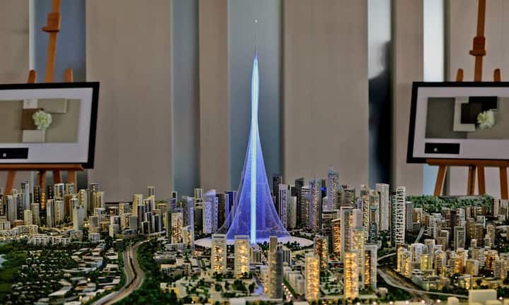 Der Turm soll den höchsten Wolkenkratzer der Welt – den Burj Khalifa – überragen. Das bedeutet: Der neue Mega-Turm soll zum Schluss höher als 828 Meter sein.