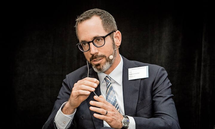 Stefan BrunnschweilerGlobaler M&A-Teamleiter, CMSCMS ist ein Anwaltskonzern, ein globaler One-Stop Shop: 3200 Anwälte weltweit, 5800 Mitarbeiter insgesamt, 60 Büros in 34 Ländern. Stefan Brunnschweiler ist der führende Mann im Schweizer Büro CMS von Erlach Poncet rund um alles, was mit dem Kaufen und Verkaufen von Unternehmen zu tun hat. Er leitet das globale Corporate/M&A-Team, das alleine 200 Partner und 700 Anwälte umfasst.Klaus Weddig