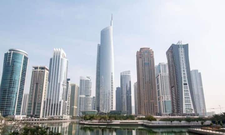 Die Wüstenmetropole Dubai ist eine Stadt mit extremer Hochhausdichte. 916 Wolkenkratzer stehen dort, viele davon mit Rekordhöhen.