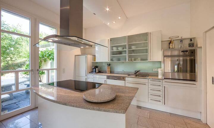 Die Küche befindet sich auf einer leicht erhöhten Plattform und hat direkten Zugang zu der Terrasse.