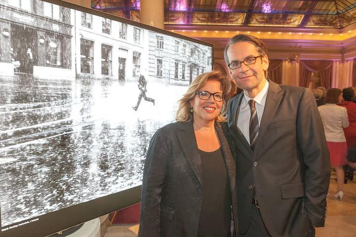 Jolanda von Matt; Dominique von Matt, VR-Präsident Jund von Matt / Limmat AG, vor einem Bild von Mark Henley