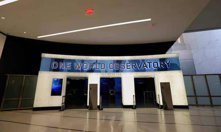 Schon die Liftfahrt zum Besucherdeck ist eine Attraktion: Für die Fahrt in den 102. Stock braucht der auch mit Schweizer Technik ausgestattete Lift ganze 47 Sekunden.