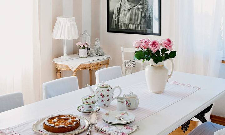 Besuchszeit: Herrlich duftender Kuchen, Teegeschirr mit floralen 
Motiven und frische Rosen vom Garten versüssen den Wohntraum im Wohnzimmer.