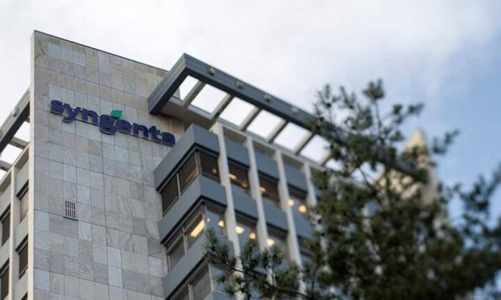 Syngenta bietet vier Wochen Mutterschutz bereits vor der Geburt, insgesamt 18 Wochen. Unbezahlter Urlaub darüber hinaus ist möglich. Väter dürfen fünf Tage beziehen und optional unbezahlt weitere zehn Tage. Syngenta kooperiert mit Profawo und kommt Teilzeitwünschen nach Möglichkeit entgegen. 14 Prozent der Mitarbeitenden arbeiten Teilzeit, eine Aufschlüsselung nach Geschlechtern gibt es nicht.