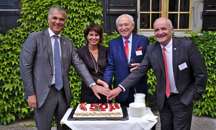 Anschneiden des Geburtstagskuchens:
Sergio P. Ermotti, Group CEO, UBS AG;
Doris Leuthard, Bundespräsidentin;
Rainer E. Gut, Honorary Chairman, Credit Suisse Group;
Martin Naville, CEO, AMCHAM