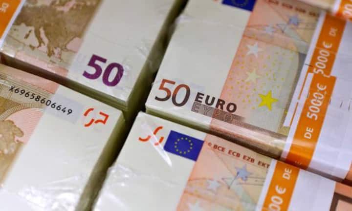 Trotz des schlechten Rufs der Einheitswährung gehört der Euro nach wie vor zu den wichtigsten Währungen der Welt. Er lässt das britische Pfund mit grossem Abstand hinter sich. Im Dezember 2014 war der Euro für 28,30 Prozent aller Zahlungen verantwortlich.