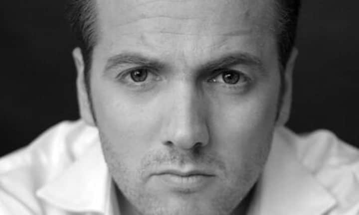 Christian Jott Jenny, 32, Kultur-Unternehmer und Tenor, Zürich und Berlin: Vom Sängerknaben zum Tenor
und Event-Erfinder. Die Vita Jennys lässt sich
nicht in eine Schublade packen.
International bekannt wurde der
Zürcher, als er 2008 das Festival
da Jazz St. Moritz lancierte.
Daneben tritt Jenny
als Gesellschaftstenor «Leo Wundergut» auf, singt in Opern, szenischen
Liederabenden und Musicals. (Bild: PR)