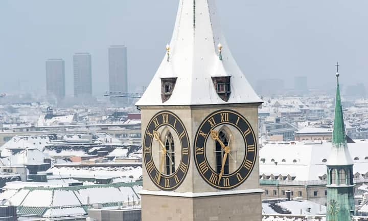 Aus der Kirche austretenDie Kirchensteuer ist je nach Konfession und Kanton unterschiedlich hoch. Beispielsweise können mit dem Austritt aus der katholischen Kirche bei einem Familieneinkommen von 150 000 Franken in Wil im Kanton St. Gallen rund 2330 Franken Steuern gespart werden.