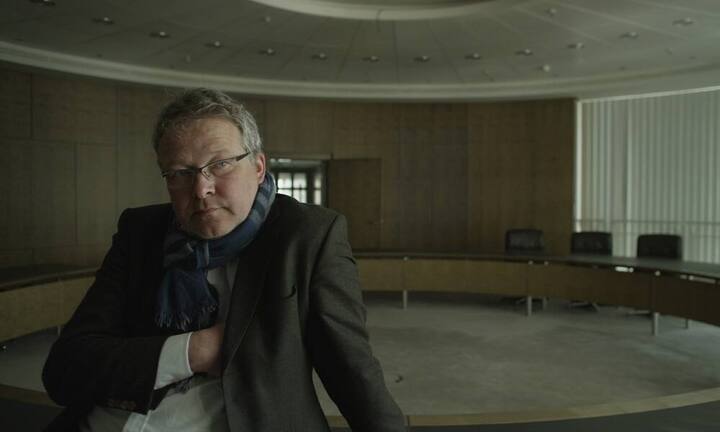 Rainer Voss war einer der führenden Investmentbanker Deutschlands und machte Gewinne in Milliardenhöhe. «Ich habe vom ersten Tag an mehr verdient als mein Vater am Ende seines Berufslebens», sagt er. Und versteht den heutigen Prozess des Reinwaschens nicht: «Je grösser die Scheisse ist, desto dicker sind die Corporate-Responsibility-Borschüren der Banken.»