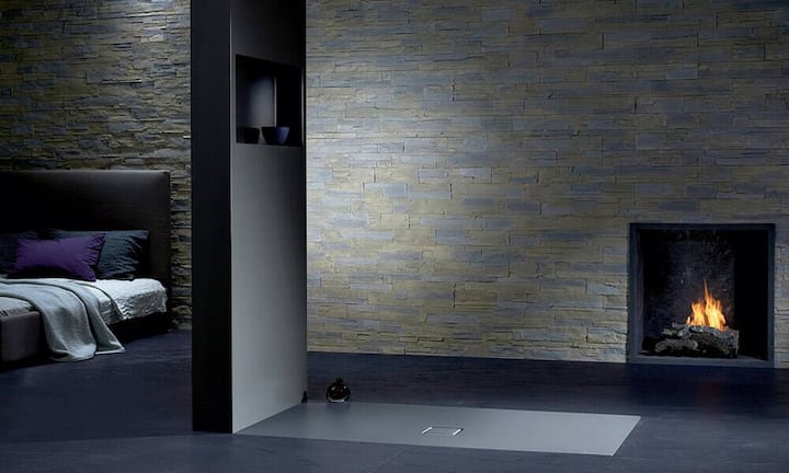 WATERWALL 1. Beim Paneel von Zucchetti Kos (l.) ergiesst sich das Wasser auf Knopfdruck entweder als Wasserfall, als Massage- oder als gewöhnlicher Duschstrahl. Design: Ludovica + Roberto Palomba. Zucchettikos