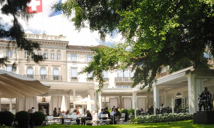 Platz 7 (7): Baur au Lac, ZürichDas Zürcher Traditionshaus lebt von seiner zentralen Lage am See. Stimmig sind die Hotelhalle, das Pavillon-Restaurant und diverse Suiten. Doch blicken viele Zimmer auf die lärmige Talstrasse, und die Terrasse ist mit Edelplastik-Loungemöbeln ausgestattet, die kein Vielgereister mehr sehen kann. Im Dezember wurde das Fondue-Chalet im Garten eingeführt, und eigene Fünfsternbienen liefern den Honig zum Frühstück.Baur au Lac