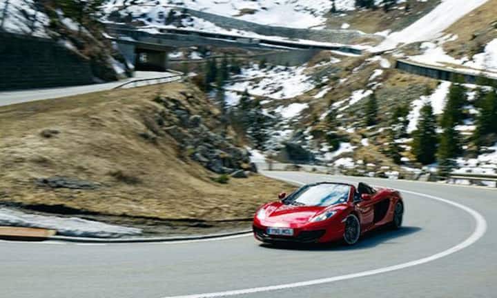 Bergauf am Gotthard: Der McLaren ist viel schneller als Schmidtchen Schleicher.