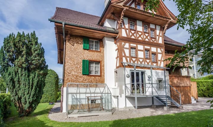 Nach Zug benötigt man 15 Minuten Fahrzeit und nach Luzern bzw. Zürich 25-35 Minuten. Die Liegenschaft bietet sich auch beispielsweise als Stiftungs- oder Firmensitz an.