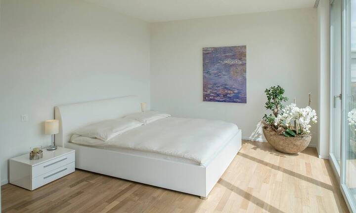 ... ein Schlafzimmer mit eigenem Bad und Loggia untergebracht. An schönen Tagen eröffnet sich ein wunderschönes Bergpanorama.