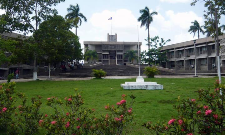 Manchmal erfolgt die Errichtung einer Planhauptstadt wegen Natureinflüssen. Belmopan wurde nach der weitgehenden Zerstörung von Belize City durch einen Hurrikan im Jahr 1961 gebaut. Die neue Hauptstadt sollte an einem sichereren Ort im Landesinnern zu stehen kommen. Mit 17'000 Einwohnern gleicht Belmopan auch nach 45 Jahren eher einem Provinznest als einer Kapitale. Wikimedia/CC/Haakon Krohn