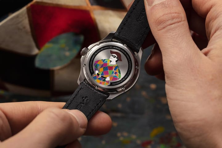 Auf der Unterseite ist ein Harlekin eingraviert.