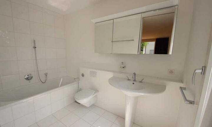 In der Liegenschaft verteilen sich drei Badezimmer.