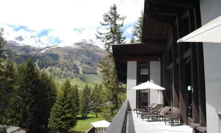 Neben dem Garten ums Haus gibt auf zwei Etagen Sonnenbalkone, von welchen aus...