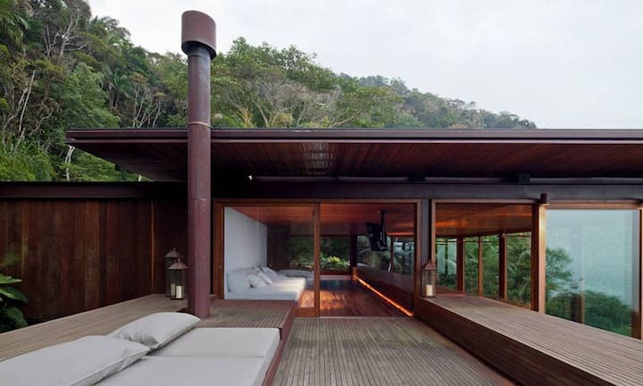 Die «Residência AMB» liegt in Guarujá in Brasilien. Sie wurde vom Büro Bernardes + Jacobsen geplant. Die Bewohner leben mitten im Wald an der Küste…