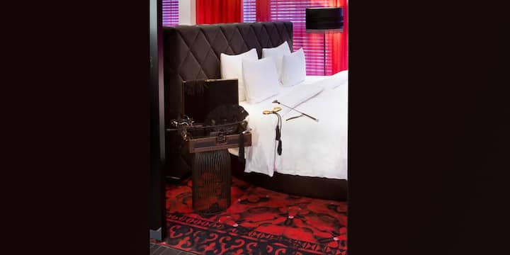 ...oder die «Burlesque Suite», in der sich alles um Erotik dreht – inklusive Sexspielzeug.