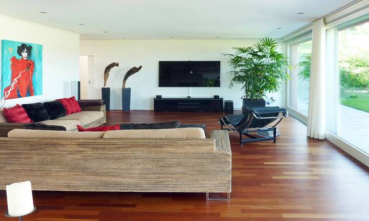 Helle Räume bringen die hochwertige Ausstattung zur Geltung. Die Villa befindet sich südlich von Wil. Autobahn und SBB sind rasch zu erreichen.