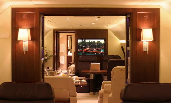 Damit die «fliegenden Paläste» nicht zu schwer werden, wird auf hauchdünne Edelholz-Furniere und vergoldete Bauteile statt auf massives Gold und Holz gesetzt. Lufthansa Technik