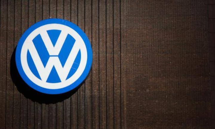 Stark Federn lassen muss nach dem Abgasskandal die Volkswagen-Gruppe, die 9 Prozent Markenwert verliert. Nun sind die Wolfsburger noch 12,5 Milliarden Dollar wert (Rang 35 weltweit).