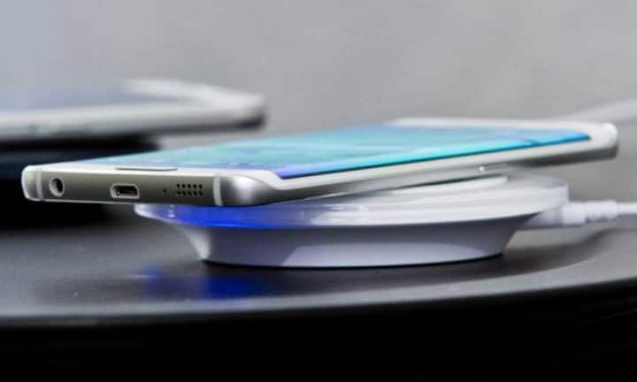 Bei dem neuen Edge-Modell des Galaxy S6 ist das Display an beiden Seitenkanten nach unten gebogen, was dem Gerät eine neue Design-Komponente verleiht.