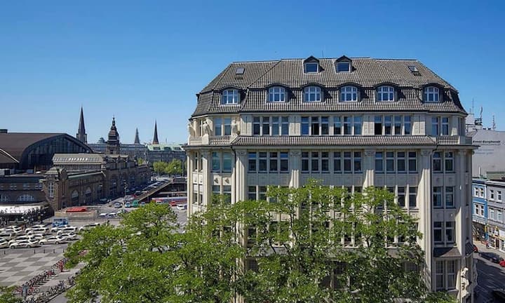 Einen kurzen Weg zueinander haben auch Grossbritanniens Premierministerin Theresa May, Indiens Ministerpräsident Narendra Modi, Brasiliens Präsident Michel Temer und Nguyen Xuan Phuc aus Vietnam. Sie wohnen den Berichten zufolge gemeinsam im «Reichshof» unweit des Hamburger Hauptbahnhofs.PR