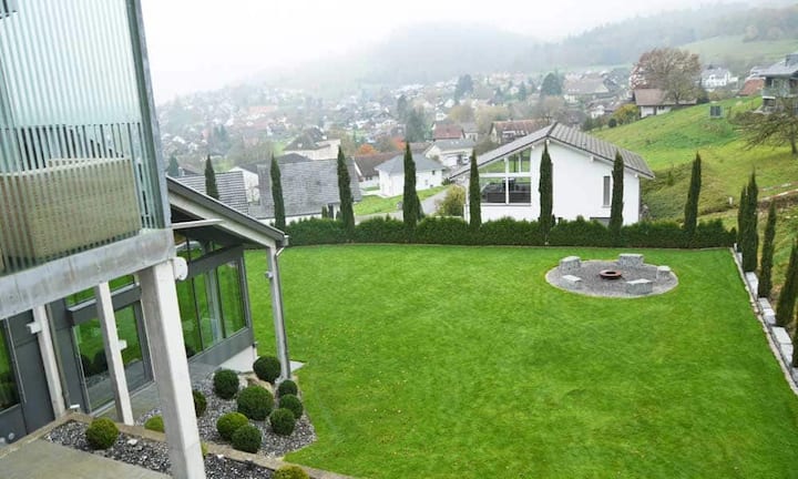 Die Villa befindet sich auf dem Auenstein oberhalb von Brugg. Preis: 5'600'000.-  Quelle und Bilder: Engel & Völkers