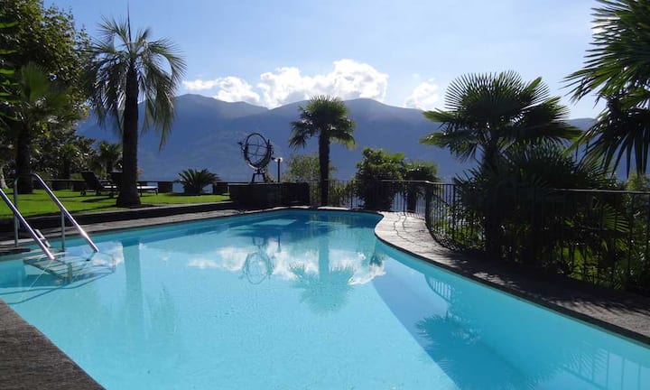 Als Touristenort und Wohngegend ist Ronco sopra Ascona vor allem bekannt wegen seiner schönen Aussicht, die ihm den Beinamen «Balkon über dem Lago Maggiore» eingebracht hat.Preis: 5'500'000.-  Quelle und Bilder: Engel & Völkers