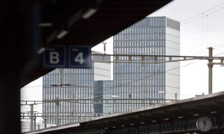 Rang 6: Sunrise Tower in Zürich, 90 Meter, 2004.