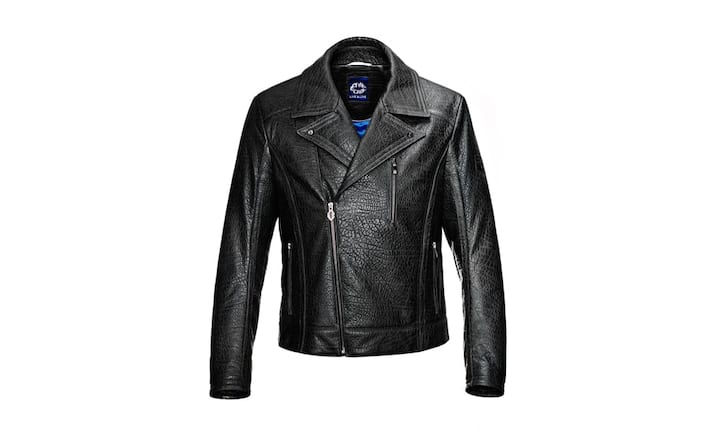 Hochwertig: Live & Love (Mann)Das deutsche Ledermoden-Label ist ein Neuankömmling mit erheblichem Starpotenzial. Das Modell Sid hat geprägtes italienisches Lammnappa-Leder und ein blaues Innenfutter aus Cruposeide. Preis umgerechnet 1.800 Franken