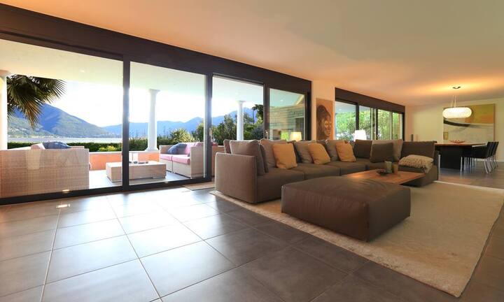 Dank bester Lage kann die Piazza von Ascona oder der Yachthafen in wenigen Gehminuten erreicht werden. Die Wohnfläche beträgt 240 m² und verfügt über vier Schlafzimmer.