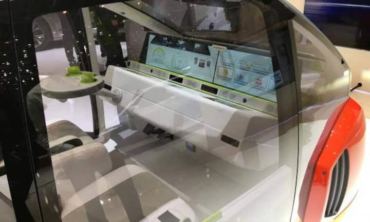 Der Rinspeed Oasis fährt autonom und soll der Idee nach vor allem für Carsharing und Transporte zum Einsatz kommen. Das Lenkrad lässt sich zu Tastatur und Becherhalter herabsenken. Diverse Firmen haben am Concept Car mitgebastelt, Siemens etwa hat Sensoren für Ampeln entwickelt.