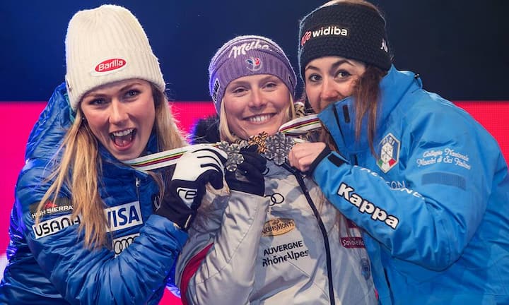Riesenslalom-Siegerin Tessa Worley mit Mikaela Shiffrin und Sophia Goggia.