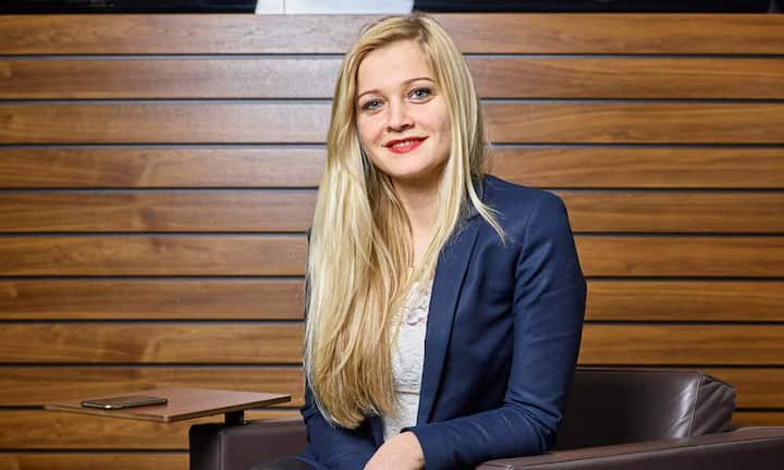 Die Invest-ChefinIn der Investmentbranche setzen sich nur wenige Frauen durch. Daher kam bei mir am Anfang oft die Frage auf, welche Rolle ich in der Firma spielen wollte, sagt Miranda Ademaj (31), CEO und Mitgründerin des Investment Advisors Skënderbeg Alternative Investments. Oft merke sie in Meetings, dass die Männer sie nicht ernst nehmen. Wenn sie dann mit mir sprechen, begreifen sie aber schnell, dass ich etwas kann.