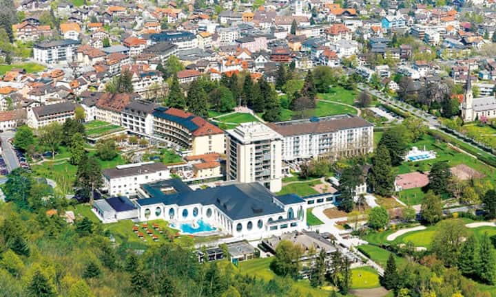Auf Platz 7: Das Grand Resort Bad Ragaz liegt in voralpiner Landschaft im Sarganserland. Das Haus bietet eine Kombination von Luxushotellerie, Thermalwasser und Wellbeing & Medical Health an. (Platz 5 beim Ranking 2012)