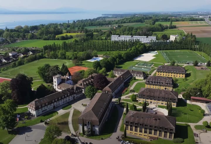 Die Privatschule ist ein Internat für die Kinder der Superreichen.