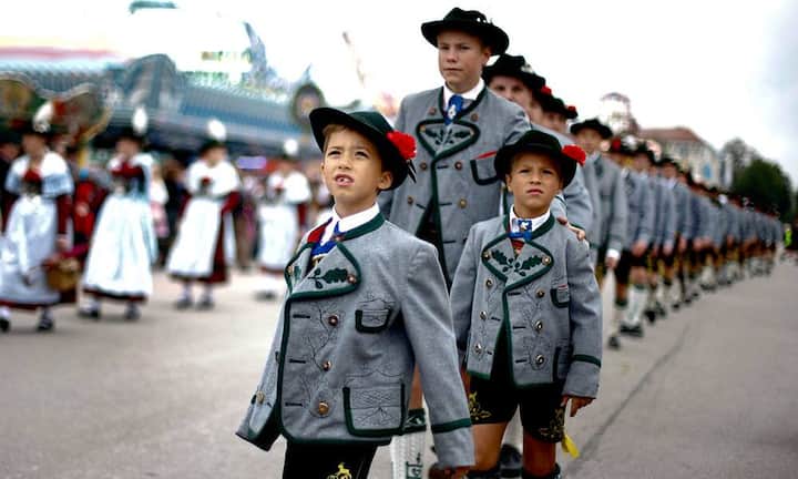 Platz 10: Deutschland Trotz der Liebe zu Bier und Würstchen, gehören die Menschen in Deutschland zu den gesündesten der Welt. Die durchschnittliche Lebenserwartung liegt bei 81 Jahren.