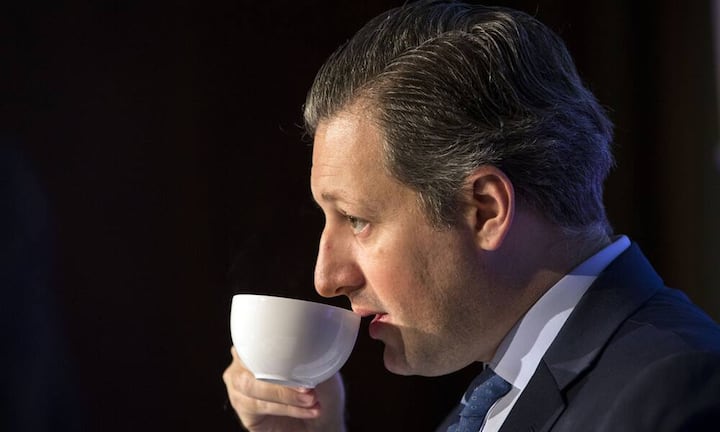 Die Privatbank Julius Bär zahlte ihrem Chef Boris Collardi 2014 einen Lohn von 5,73 Millionen Franken. Wegen einer Änderung der Berechnungsmethode fällt die Entlöhnung leicht unter dem im Vorjahr mitgeteilten Gehalt von 5,89 Millionen Franken aus. Bei gleichbleibender Methode wäre das Gehalt von Collardi dagegen im Jahr 2013 um rund 1,8 Millionen Franken tiefer ausgefallen,