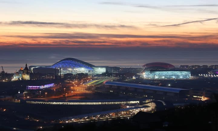 Wuchtig steht er direkt am Schwarzen Meer: Der Bolschoi-Eispalast wurde 2012 fertigstestellt und bietet 12'000 Zuschauern Platz.