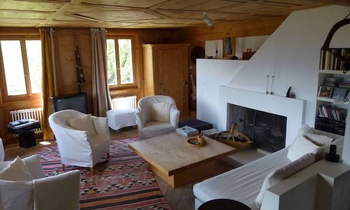 Im gesamten Haus hat es historische Dielenböden, Bündner Steinplatten oder rustikales Stäbchenparkett.