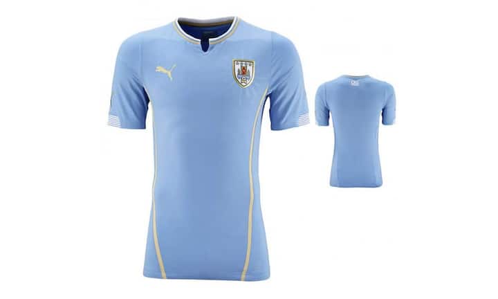Top: Die Trikots der Nationamannschaft von Uruguay kommen in einem lieblichen Babyblau daher. Der Ausstatter Puma hat sich einen auffallenden Ausschnitt ausgedacht.